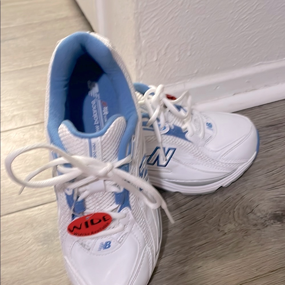 New Balance women’s White and Blue Sneakers brand new with a good cushion
